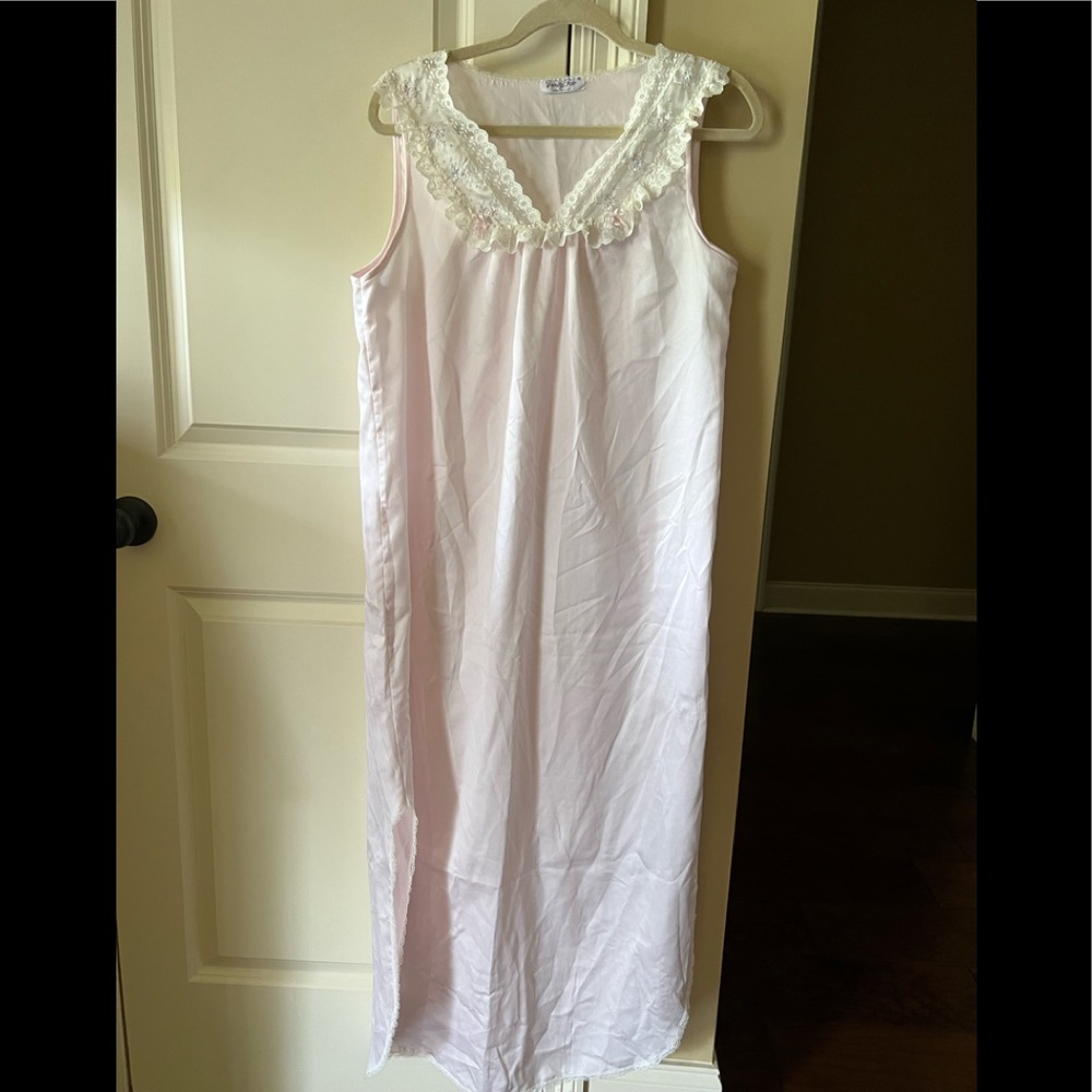 VANITY FAIR VINTAGE GOWN MEDIUM